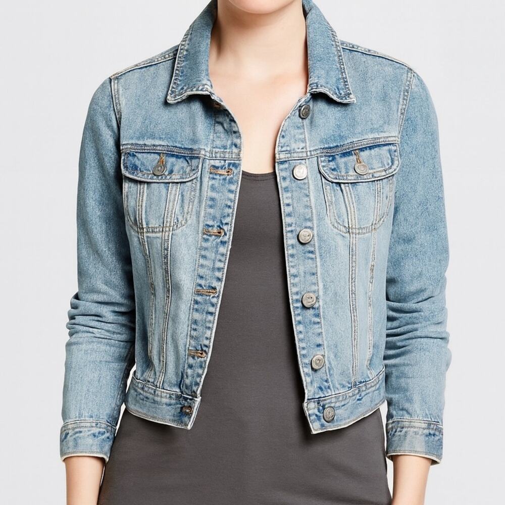Old Navy Women’s Distressed Denim Jean Jacket Size XS Light Wash
